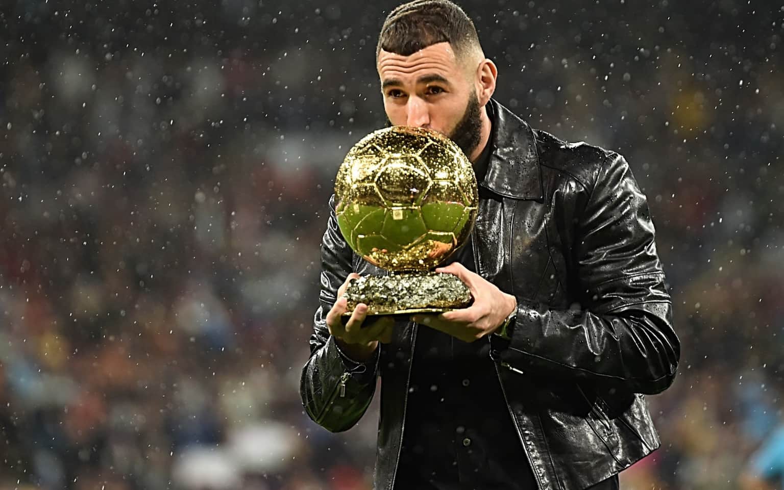 Benzema Pallone d'Oro, mostra il trofeo ai tifosi al Santiago Bernabeu